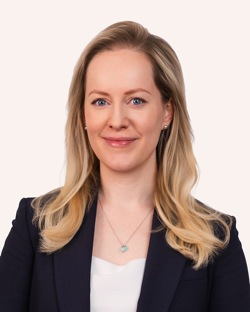 Avocate en droit de la famille au bureau, en consultation avec une cliente.